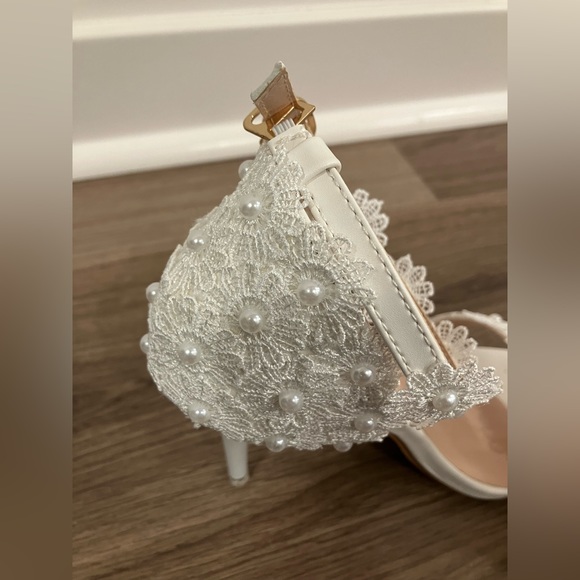 White floral hush heels with Pearls - Picture 5 of 6